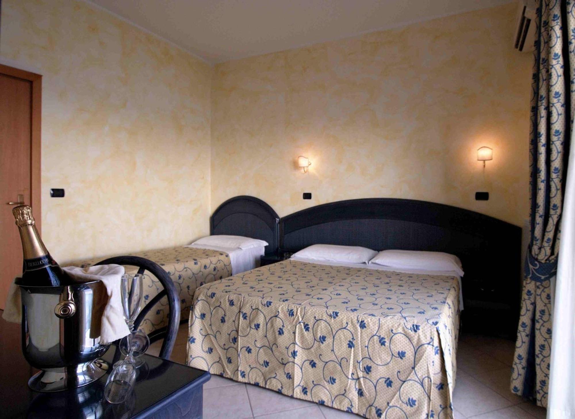 Hotel L'Approdo อันซีโอ ภายนอก รูปภาพ